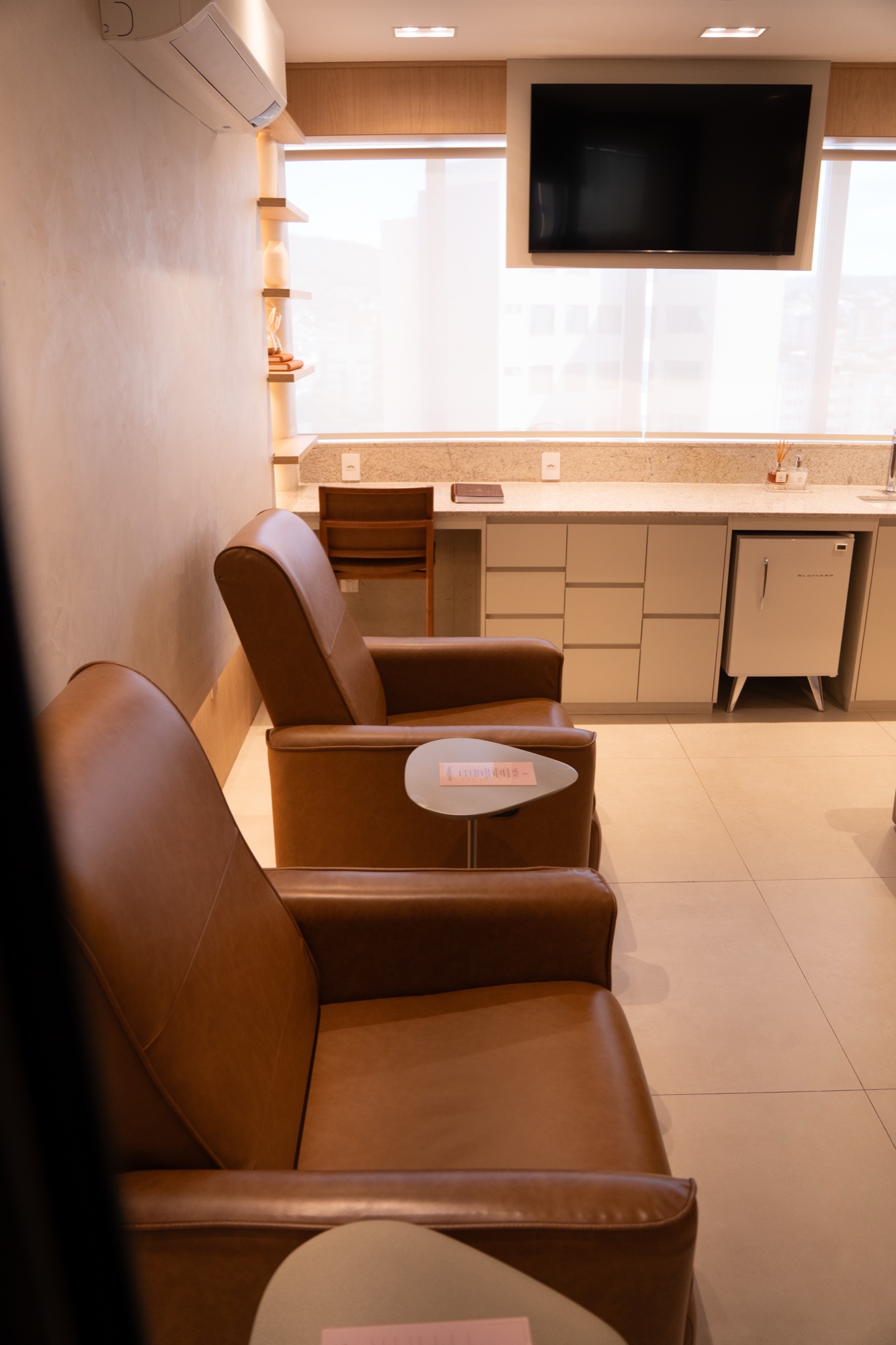 Detalhe das poltronas com bancada de cortesia