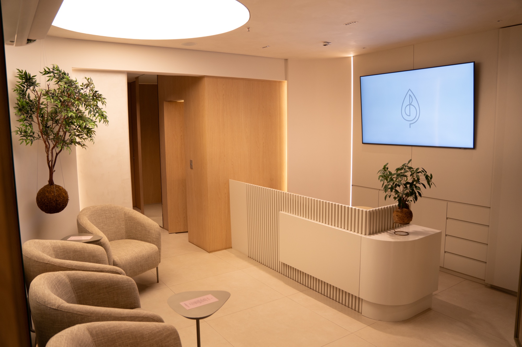 Sala de espera com poltronas e balcão de recepção
